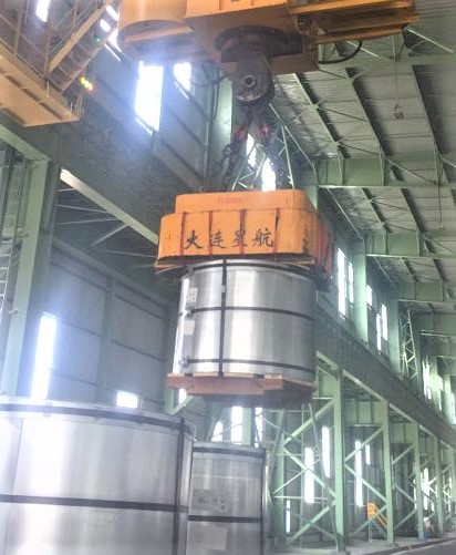 Unmanned electromagnet for lifting vertical coil