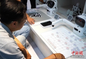 下象棋、会“李白”：探访全球首家具身智能机器人4S店