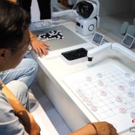 下象棋、会“李白”：探访全球首家具身智能机器人4S店