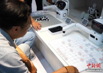 下象棋、会“李白”：探访全球首家具身智能机器人4S店