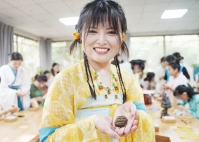 巧制牡丹香牌 感受非遗魅力