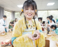 巧制牡丹香牌 感受非遗魅力