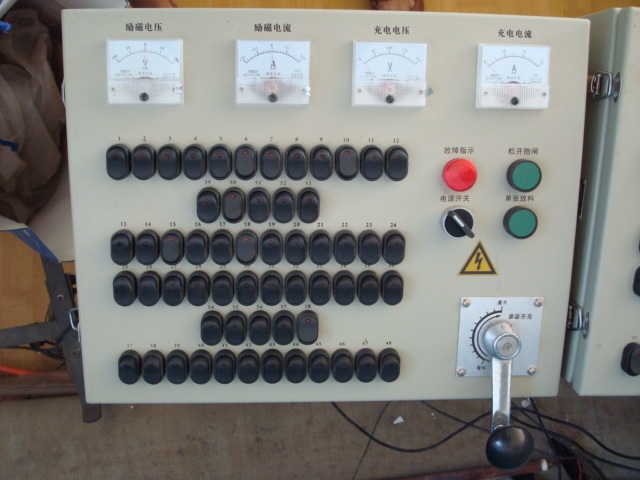 操作臺（儀表、分控開關、調磁開關、單張釋放按鈕、抱閘按鈕、故障指示）